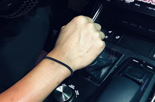 女生给男生头绳含义,这样做是在宣誓主权 女生给男生头绳含义,这样做是在宣誓主权第2张